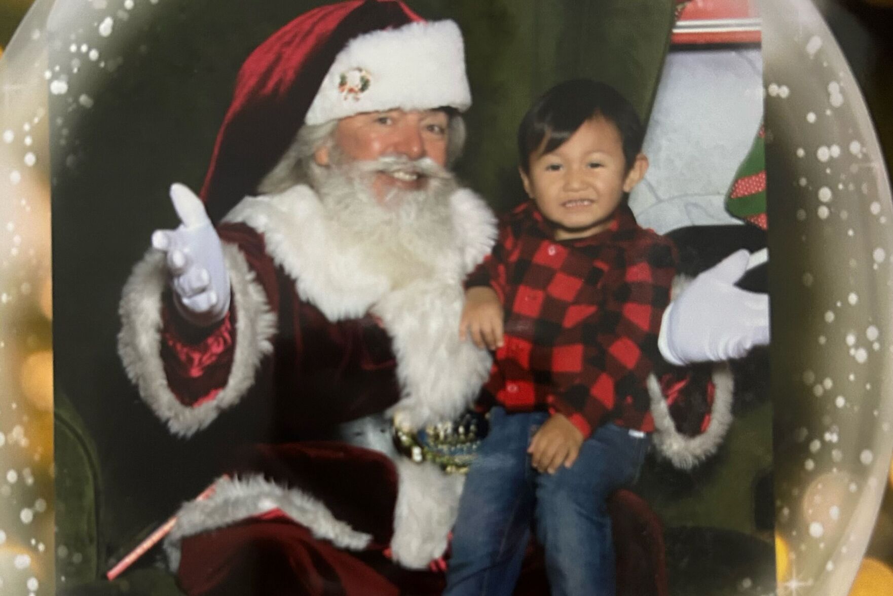 Mami & Me: Pictures with Santa, a holiday tradition with my toddler